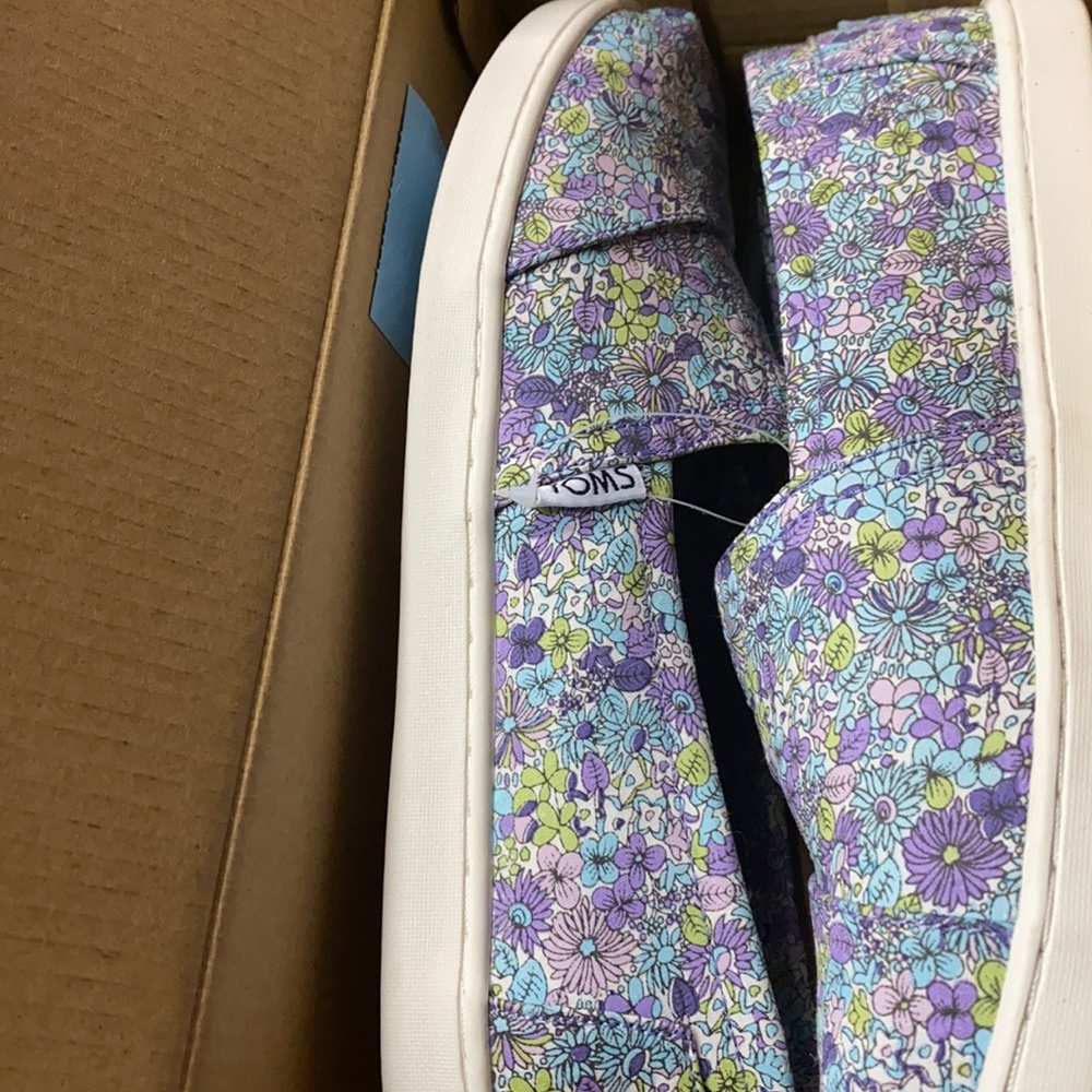 Brand new girls size 4 purple floral Toms